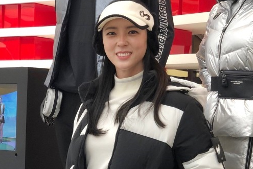 '윤채영 프로가 제안하는 유니크 프린트 숏패딩 겨울 라운딩 스타일!' / 